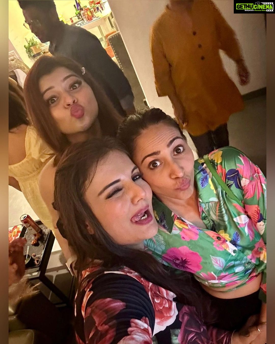 Sneha Wagh Instagram - The Vibe Was So Cool, When We All Met…… Special Thanks To @deepshikha.nagpal for hosting Us with so much Love & Warmth! Our Work Family Is A Happy Family, Touchwood 🧿 . . . #photooftheday #instagood #instadaily #fyp #coactors #friends #shootfamily #bts #nuksh #SarangeSneha #naumrakiseemaho #ssnehawagh #snehawagh