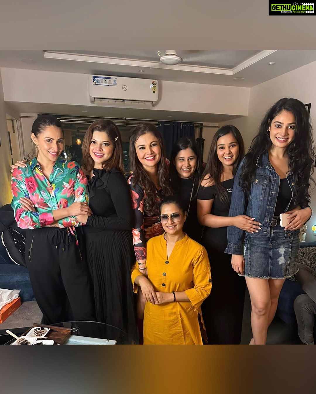 Sneha Wagh Instagram - The Vibe Was So Cool, When We All Met…… Special Thanks To @deepshikha.nagpal for hosting Us with so much Love & Warmth! Our Work Family Is A Happy Family, Touchwood 🧿 . . . #photooftheday #instagood #instadaily #fyp #coactors #friends #shootfamily #bts #nuksh #SarangeSneha #naumrakiseemaho #ssnehawagh #snehawagh
