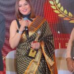 Sneha Wagh Instagram - Thank you Maharashtra Ratna Puraskar ❤️ It’s an honour to receive this award from you. I feel so blessed and grateful!! 🤗 . . . #gratitude #naumrakiseemaho #nuksh #instagood #instadaily #blessed #fyp #SarangeSneha #ssnehawagh #snehawagh