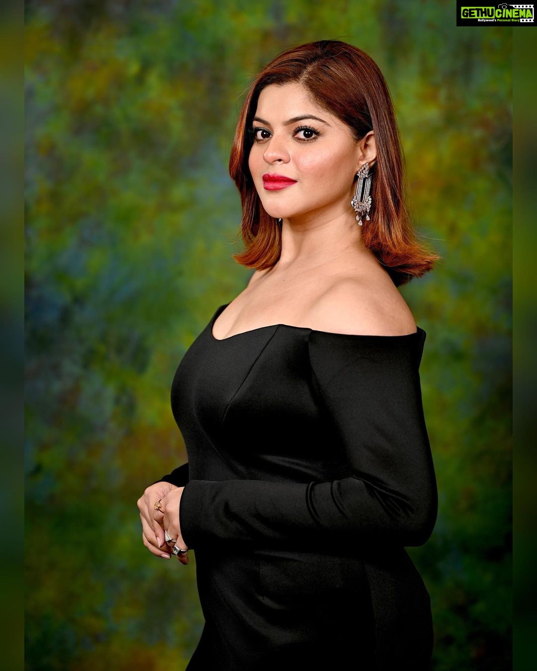 Sneha Wagh Instagram - “She’s mad but she’s magic. There’s no lie in her fire.” - Charles Bukowski . . 👗: @style__inn 🧣: @richaranawat . . #instagood #instadaily #fashion #style #stylish #lookbook #stylefile #nuksh #SarangeSneha #ssnehawagh #snehawagh