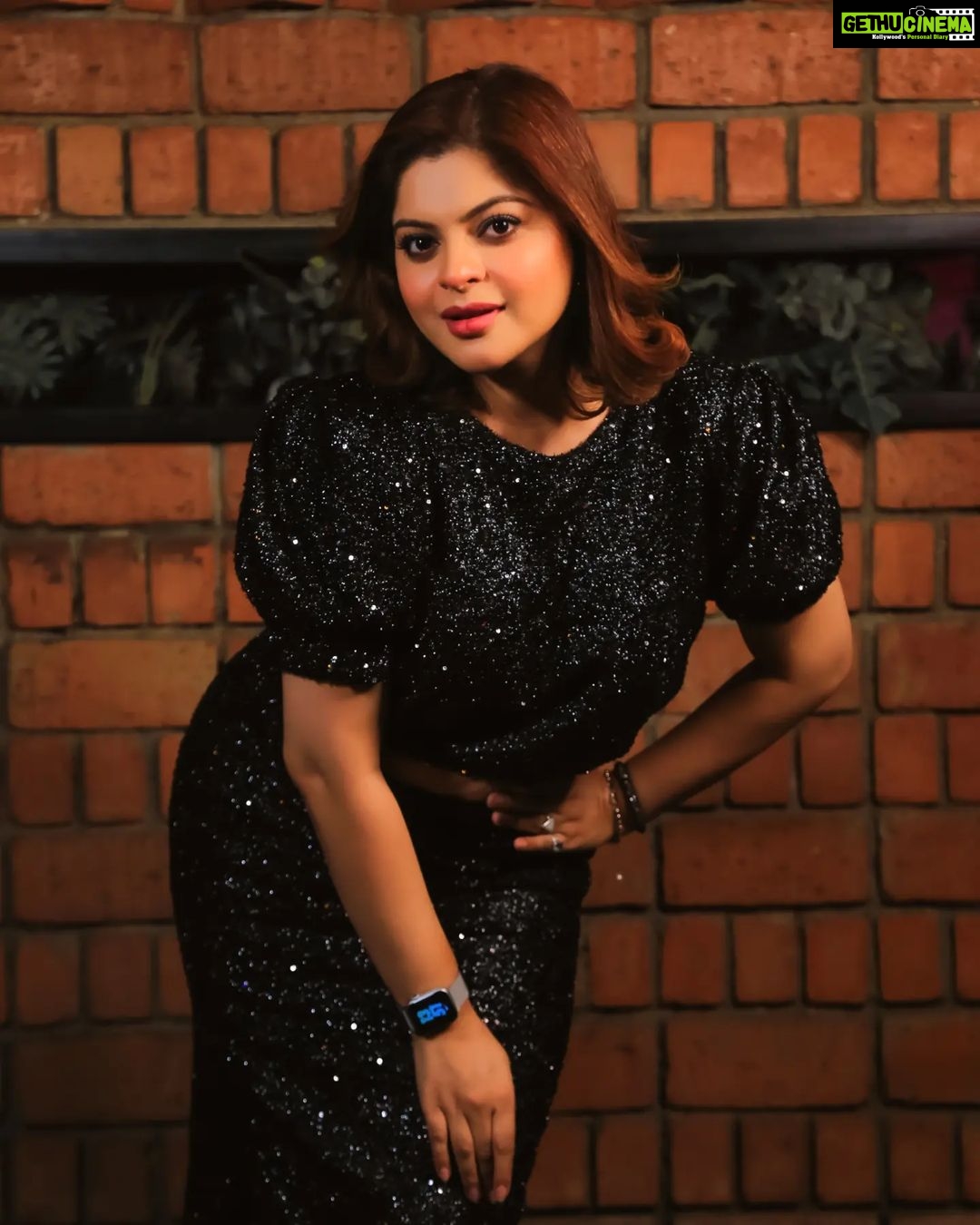 Sneha Wagh Instagram - Whatโs your To Do in the new year?? Iโd be wanting to entertain you all a little more!! . . ๐: @fiscorestobar ๐: @fashionstruc . . #lookoftheday #photooftheday #ootd #lookbook #stylefile #stylish #festivevibe #festiveseason #newyear #sarange #sarangesneha #snehawagh #ssnehawagh