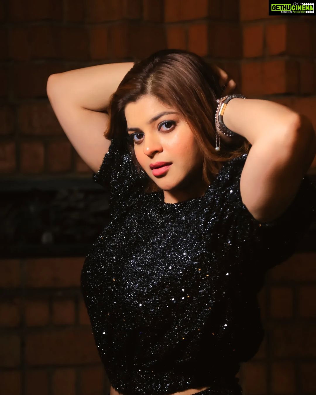 Sneha Wagh Instagram - Startle the Darkness and move towards the brighter beginning!! β¨οΈ . . π: @fiscorestobar π: @fashionstruc . . #lookoftheday #photooftheday #ootd #lookbook #stylefile #stylish #festivevibe #festiveseason #newyear #sarange #sarangesneha #snehawagh #ssnehawagh