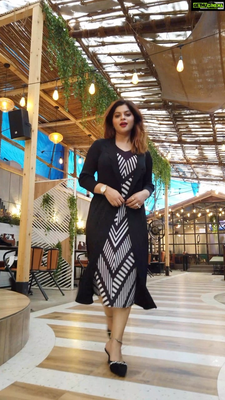 Sneha Wagh Instagram - Taking with me all the good times, leaving behind sorrow and sadness… Dear 2022 thanks for being such a great teacher… 2023 … looking forward to have an amazing time with you!!!!!! 💝 . . 📍: @fiscorestobar 👗: @fashionstruc . . #bekind #kindness #spreadlove #reelkarofeelkaro #reelitfeelit #reelsinstagram #sarange #sarangesneha #snehawagh #ssnehawagh