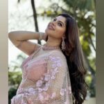 Sneha Wagh Instagram – You fell for Amba’s smile right? Stay tuned, something’s cooking in her mind 😉 
Thank you @deepshikha.nagpal for clicking such lovely pictures 🫰🏻
.
.
#photooftheday #instagood #instamood #instadaily #amba #naumrakiseemaho #nuksh #sarange #sarangesneha #snehawagh #ssnehawagh