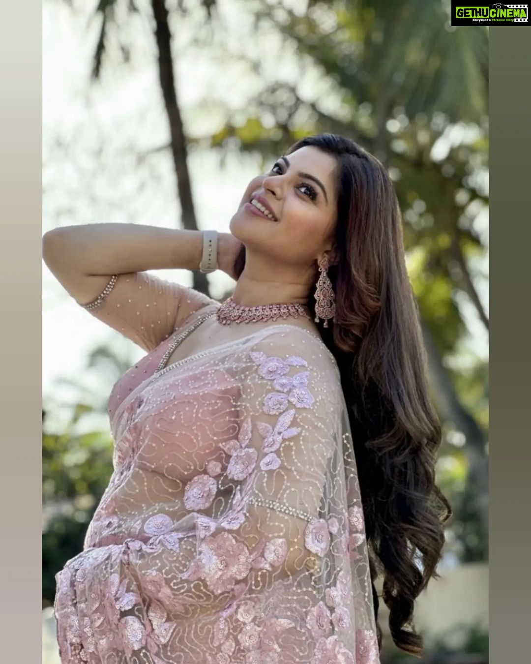 Sneha Wagh Instagram - You fell for Amba's smile right? Stay tuned, something's cooking in her mind π Thank you @deepshikha.nagpal for clicking such lovely pictures π«°π» . . #photooftheday #instagood #instamood #instadaily #amba #naumrakiseemaho #nuksh #sarange #sarangesneha #snehawagh #ssnehawagh
