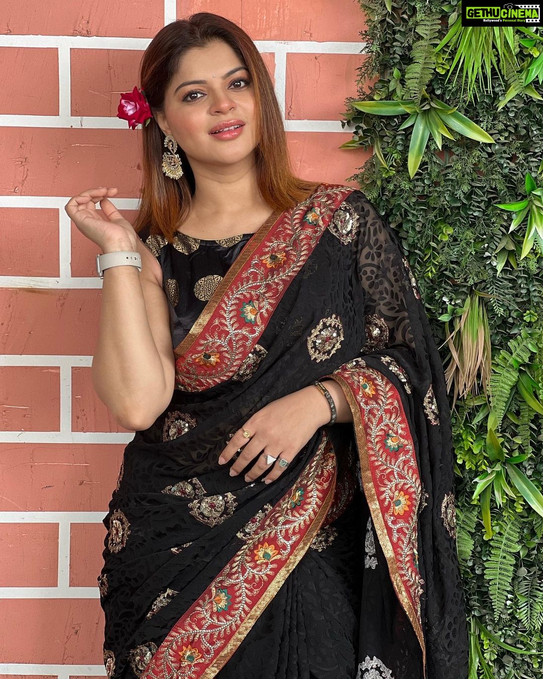 Sneha Wagh Instagram - Beginning of the harvest that follows opening of several new chapters. đ From my heart to yours, Happy Festivities!! â€ïžâ€ïž Makar Sankrantichya Shubhecha đ«¶đ» . . . #makarsankranti #pongal #festival #festivalfashion #marathimulgi #desigirl #fashion #style #lookbook #desi #nuksh #SarangeSneha #ssnehawagh #snehawagh