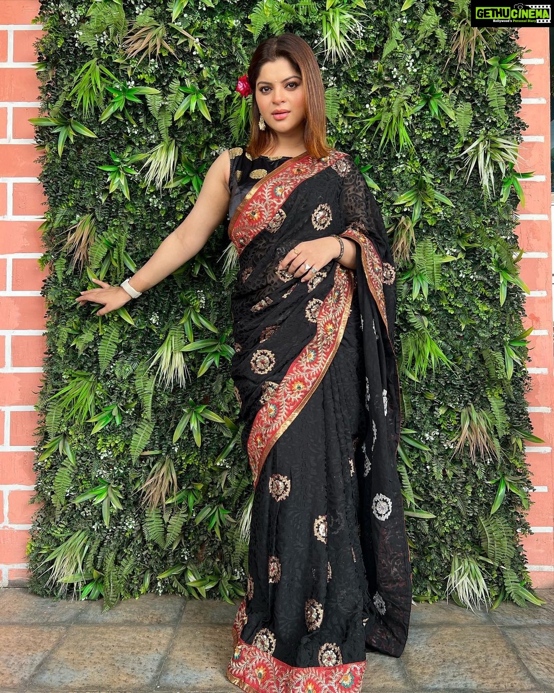 Sneha Wagh Instagram - Beginning of the harvest that follows opening of several new chapters. đ From my heart to yours, Happy Festivities!! â€ïžâ€ïž Makar Sankrantichya Shubhecha đ«¶đ» . . . #makarsankranti #pongal #festival #festivalfashion #marathimulgi #desigirl #fashion #style #lookbook #desi #nuksh #SarangeSneha #ssnehawagh #snehawagh
