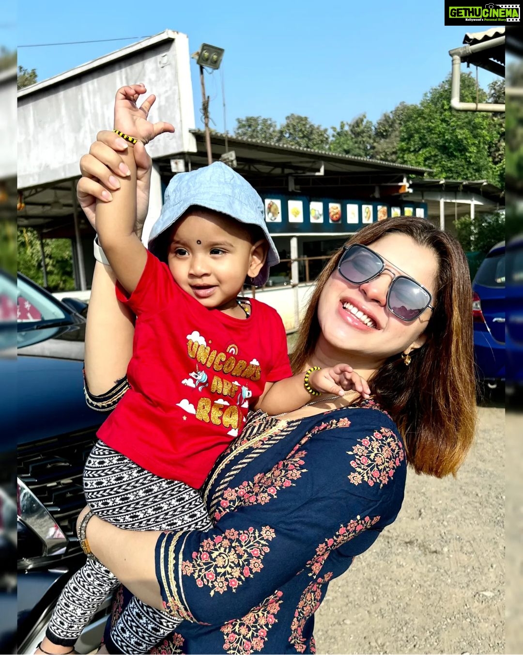 Sneha Wagh Instagram - This cute little munchkin stole my heart!! So much warmth and love... . . #photooftheday #memories #moments #happiness #cutenessoverload #sarange #sarangesneha #snehawagh #ssnehawagh