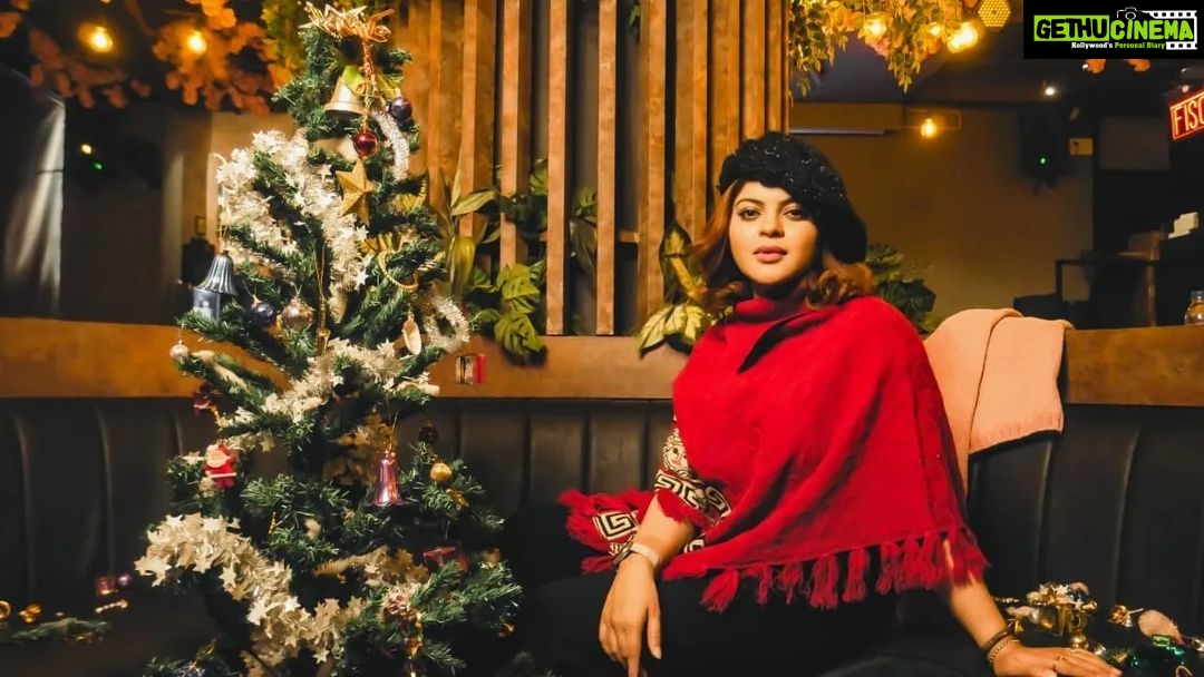Sneha Wagh Instagram - Christmas is never over! Until there is love and the feeling of making someone else happy, it’s Christmas everyday… Some photo dump from my cute Xmas shoot! 🎄❤️ . . #MerryChristmas #Christmas2022 #ChristmasFeels #christmastime #sarange #sarangesneha #snehawagh #ssnehawagh