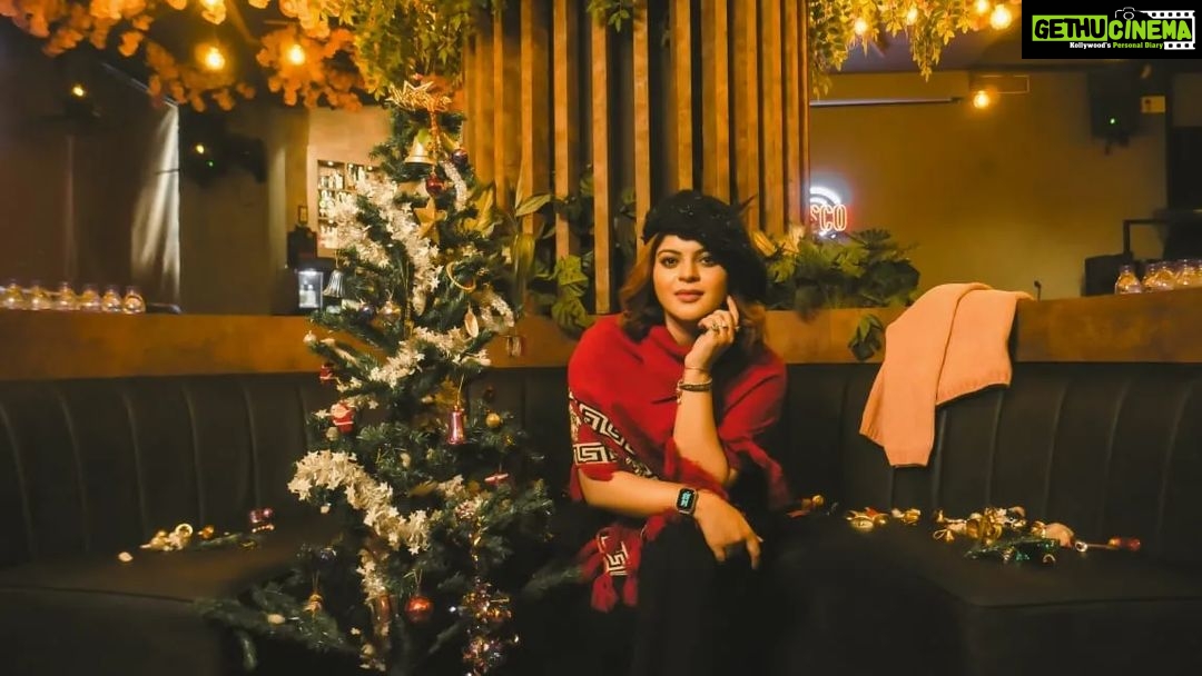 Sneha Wagh Instagram - Christmas is never over! Until there is love and the feeling of making someone else happy, it’s Christmas everyday… Some photo dump from my cute Xmas shoot! 🎄❤️ . . #MerryChristmas #Christmas2022 #ChristmasFeels #christmastime #sarange #sarangesneha #snehawagh #ssnehawagh