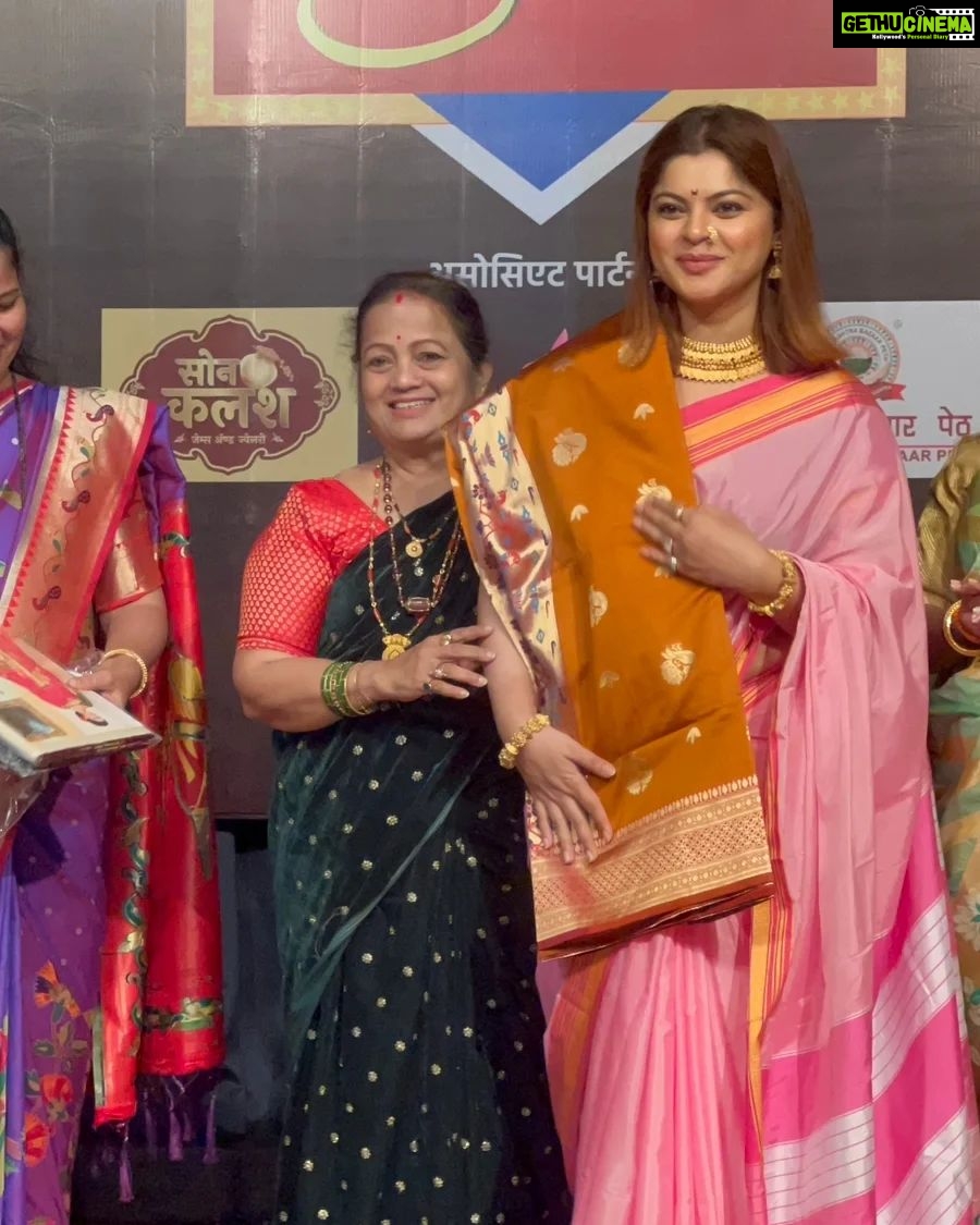 Sneha Wagh Instagram - Grateful!! Thank you @lokmatsakhimanchmumbai for this special GunGaurav Vishesh Puraskar… ❤️ Lots of Love, Saranghae . . #lokmatsakhi #happiness #blessed #gratitude #grateful #thankful #worldsariday #sarange #sarangesneha #snehawagh #ssnehawagh