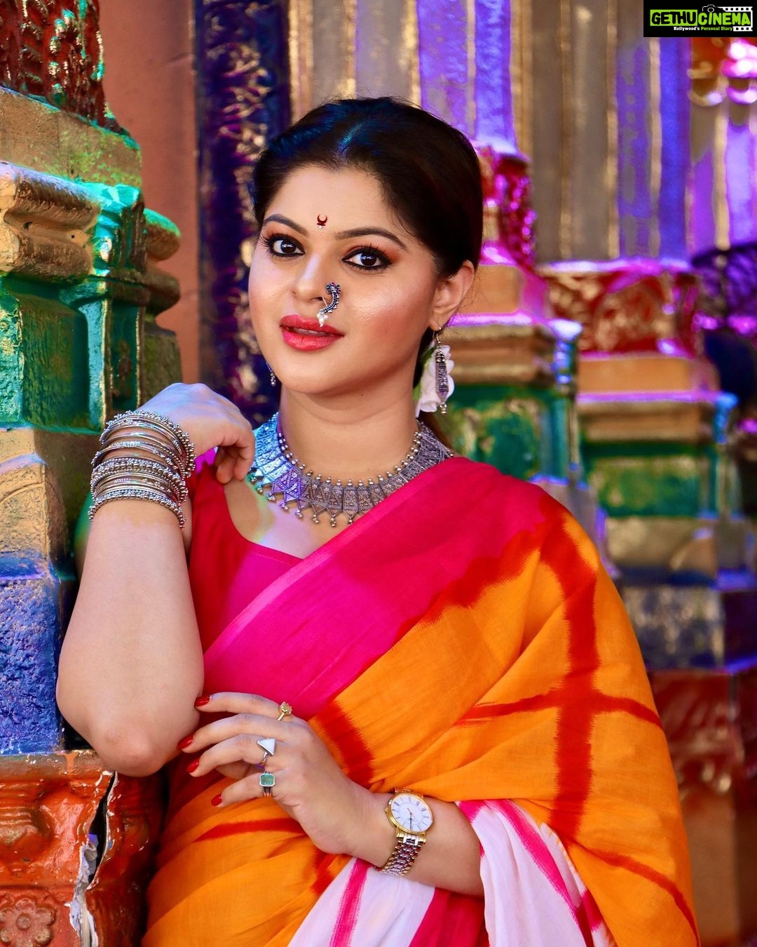 Sneha Wagh Instagram - Diwali leke aayi hai khushiyo ka pitara!! HAPPY DIWALI… Eat lots of sweets, have fun!! Don’t burn Patakas, Be One!! 💝 . . Blouse & Saree by : @labelposhaaq09 Neck piece : @styled_by_shweta #happydiwali #diwalivibes #diwali #festival #festivevibe #festivetime #goodvibes #SarangeSneha #ssnehawagh #snehawagh