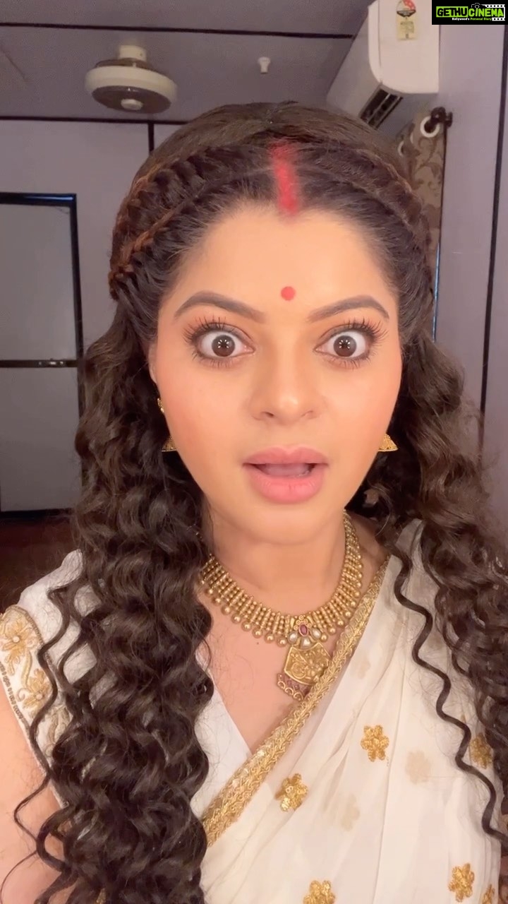 Sneha Wagh Instagram - Main toh samajhti hoon, aapka pata nahi 😂 . . . #reelsinstagram #reels #reelitfeelit #feelitreelit #reelkarofeelkaro #feelkaroreelkaro #funny #funnyvideos #dialogue #sarangesneha #ssnehawagh #snehawagh #aapkigharwali