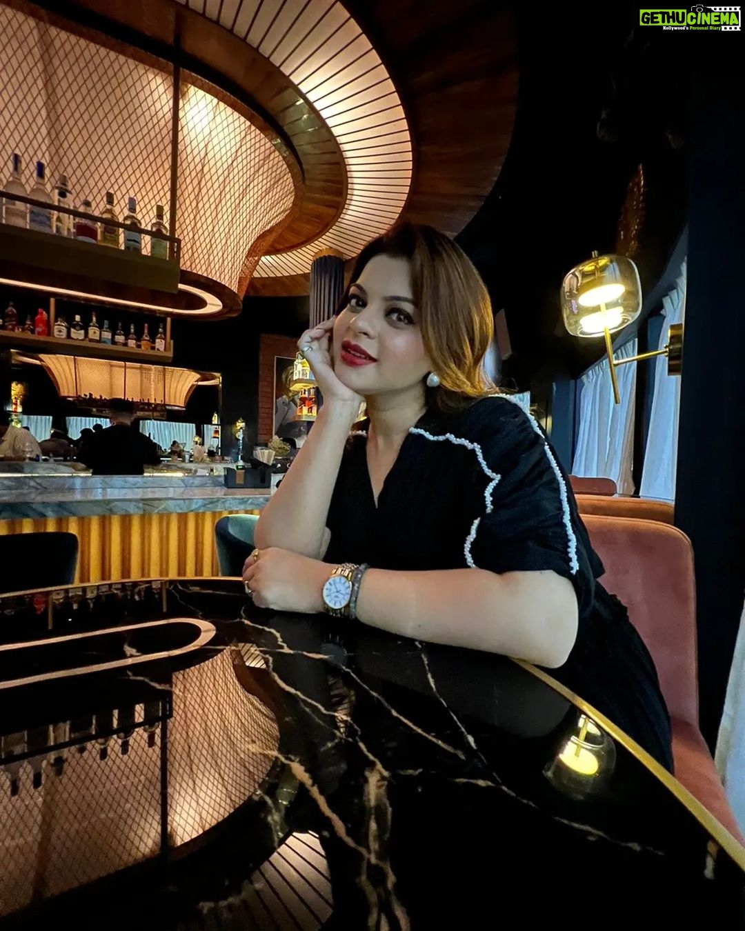 Sneha Wagh Instagram - The days when everything seems just ok, but then getting up with a grin on face and cheering up myself! . . #PositiveVibes #tuesdaythoughts #positivity #positivequotes #lookbook #stylefile #blackoutfit #photooftheday #sarange #sarangesneha #snehawagh