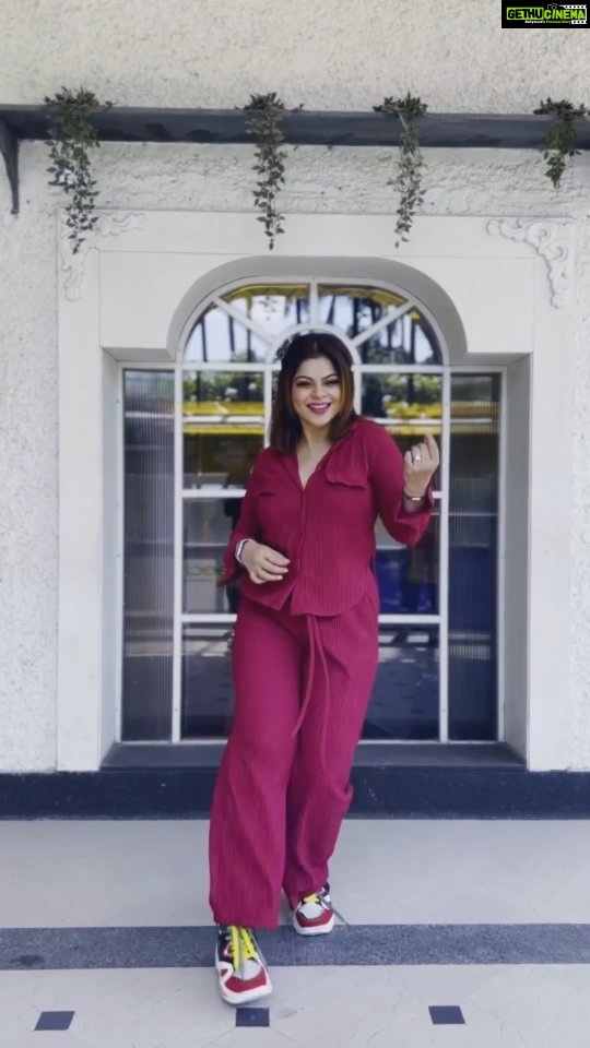 Sneha Wagh Instagram - Swinging my way through the weekend... π«Άπ»β¨ . . π: @fashionstruc π: @vloungedeck . . #feelkaroreelkaro #feeitreelit #reels #reelsinstagram #pardesiya #retro #saturdayvibes #dance #dancereels #dancevideo #nuksh #SarangeSneha #ssnehawagh #snehawagh