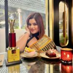 Sneha Wagh Instagram - Thank you Maharashtra Ratna Puraskar ❤️ It’s an honour to receive this award from you. I feel so blessed and grateful!! 🤗 . . . #gratitude #naumrakiseemaho #nuksh #instagood #instadaily #blessed #fyp #SarangeSneha #ssnehawagh #snehawagh