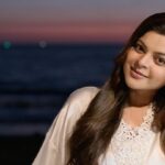 Sneha Wagh Instagram - dreamy…… 💝 . . . . . . #smile #love #peace #sunset #beach #beachvibes #sea #sunday #sundayfunday #sundayvibes #sarange #sarangesneha #snehawagh #ssnehawagh