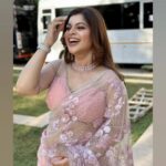 Sneha Wagh Instagram – You fell for Amba’s smile right? Stay tuned, something’s cooking in her mind 😉 
Thank you @deepshikha.nagpal for clicking such lovely pictures 🫰🏻
.
.
#photooftheday #instagood #instamood #instadaily #amba #naumrakiseemaho #nuksh #sarange #sarangesneha #snehawagh #ssnehawagh