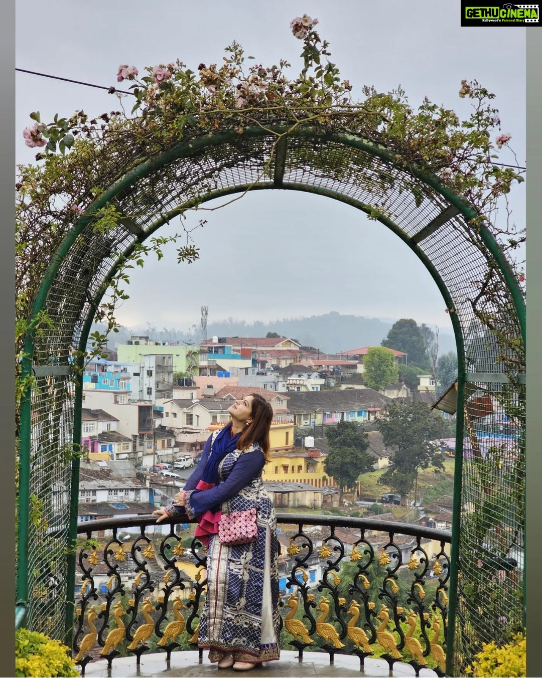 Sneha Wagh Instagram - I'm busy...on a date...with myself... in search of peace and happiness 🫰🏻 . . #hills #mountains #peace #smiles #happiness #blessed #fyp #travel #holiday #sarange #sarangesneha #ssnehawagh