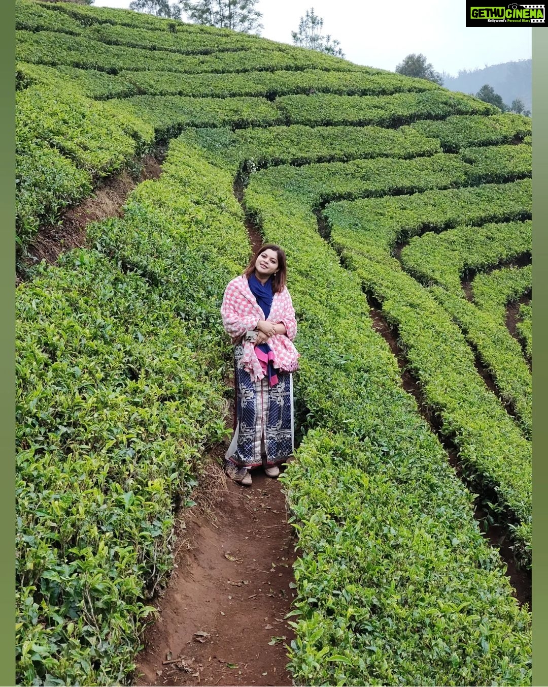 Sneha Wagh Instagram - I'm busy...on a date...with myself... in search of peace and happiness 🫰🏻 . . #hills #mountains #peace #smiles #happiness #blessed #fyp #travel #holiday #sarange #sarangesneha #ssnehawagh