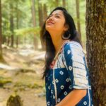 Sohini Sarkar Instagram - আমার বাড়ি থেকে বেরিয়ে ডান দিক নিলেই এই পাইনের জঙ্গলে পৌঁছে যাওয়া যায়,,,,,,,