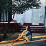 Sohini Sarkar Instagram - একটা গাছ থাকুক, ক্লান্ত হলে যার ছায়ায় বসা যায়..... #outdoors #sun #vintagehome #candid 📷 @bidisha_chattopadhyay