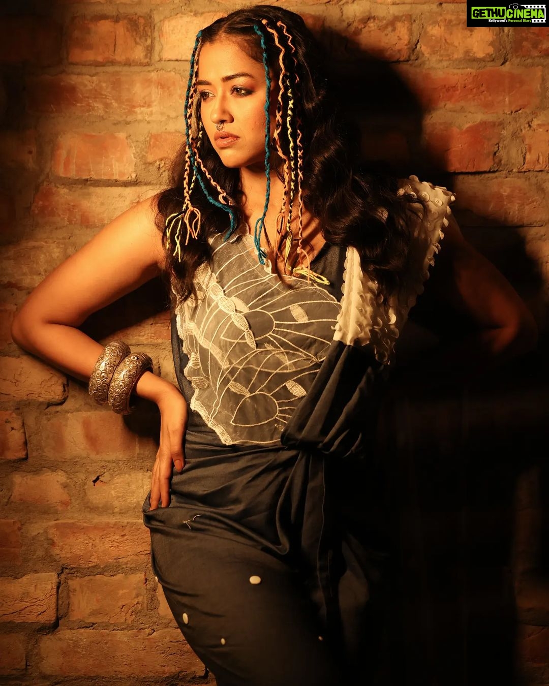 Sohini Sarkar Instagram - Tues- daze✨️ • • • Photo: @iamsudiptachanda MUA: @dassourav3 Hair: @yoursubhams_makeup Wardrobe: @denimdarzi Styling: @bombaebyaisha Location: @trishanartandstudio Team: @abhireporting @sayoniroy9 #shoot #tuesdaze #light #exclusive #fashiongram