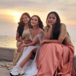 Sohini Sarkar Instagram - 3 Konya....can you guess the movie name ? @sohinisarkar01 @priyankasarkarz @nusraat_faria