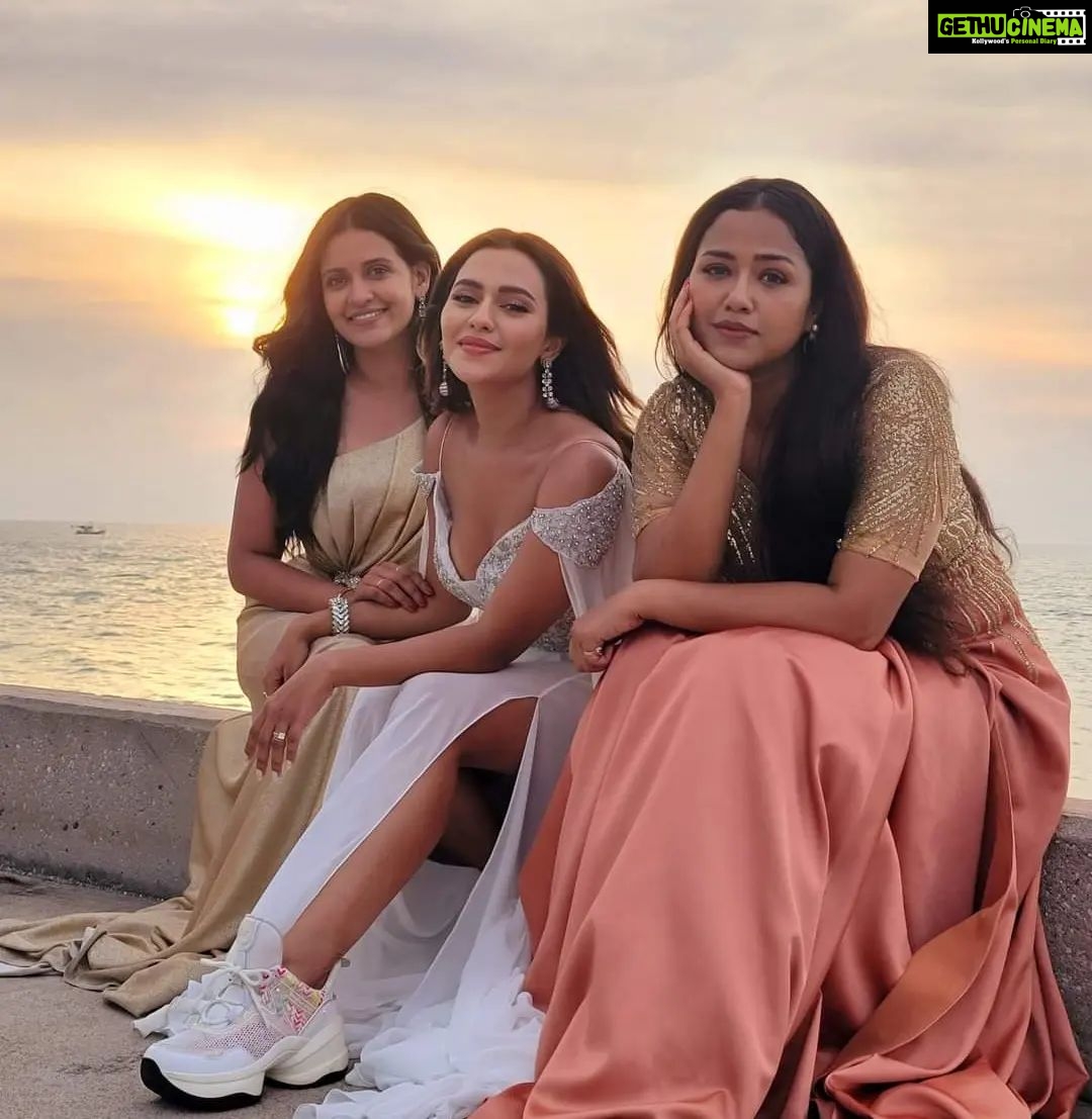 Sohini Sarkar Instagram - 3 Konya....can you guess the movie name ? @sohinisarkar01 @priyankasarkarz @nusraat_faria