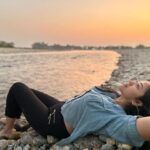 Sohini Sarkar Instagram - জীবন অবাক করার এক পয়সা আগের মুহূর্তে....... #earth #life #river #sunset #naturelovers #naturephotography #nature #day