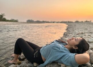 Sohini Sarkar Instagram - জীবন অবাক করার এক পয়সা আগের মুহূর্তে....... #earth #life #river #sunset #naturelovers #naturephotography #nature #day