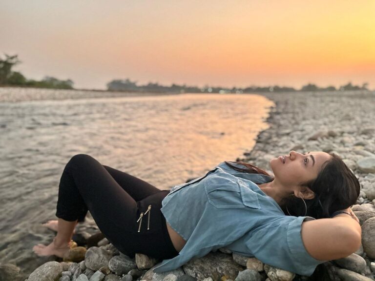 Sohini Sarkar Instagram - জীবন অবাক করার এক পয়সা আগের মুহূর্তে....... #earth #life #river #sunset #naturelovers #naturephotography #nature #day