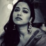 Sohini Sarkar Instagram - সাদা কালোয় আলোয় আলোয়....... #black #white #night #saree #light