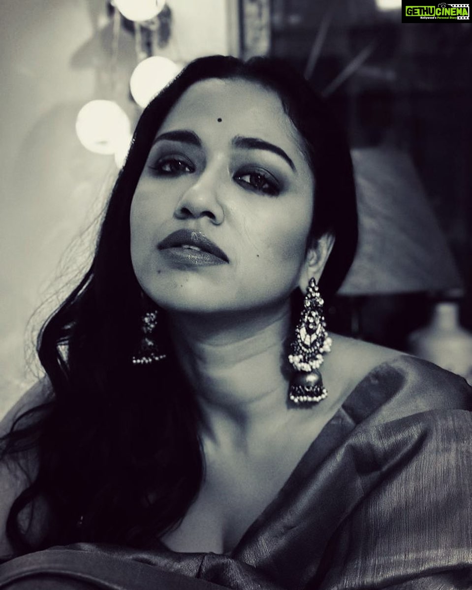 Sohini Sarkar Instagram - সাদা কালোয় আলোয় আলোয়....... #black #white #night #saree #light
