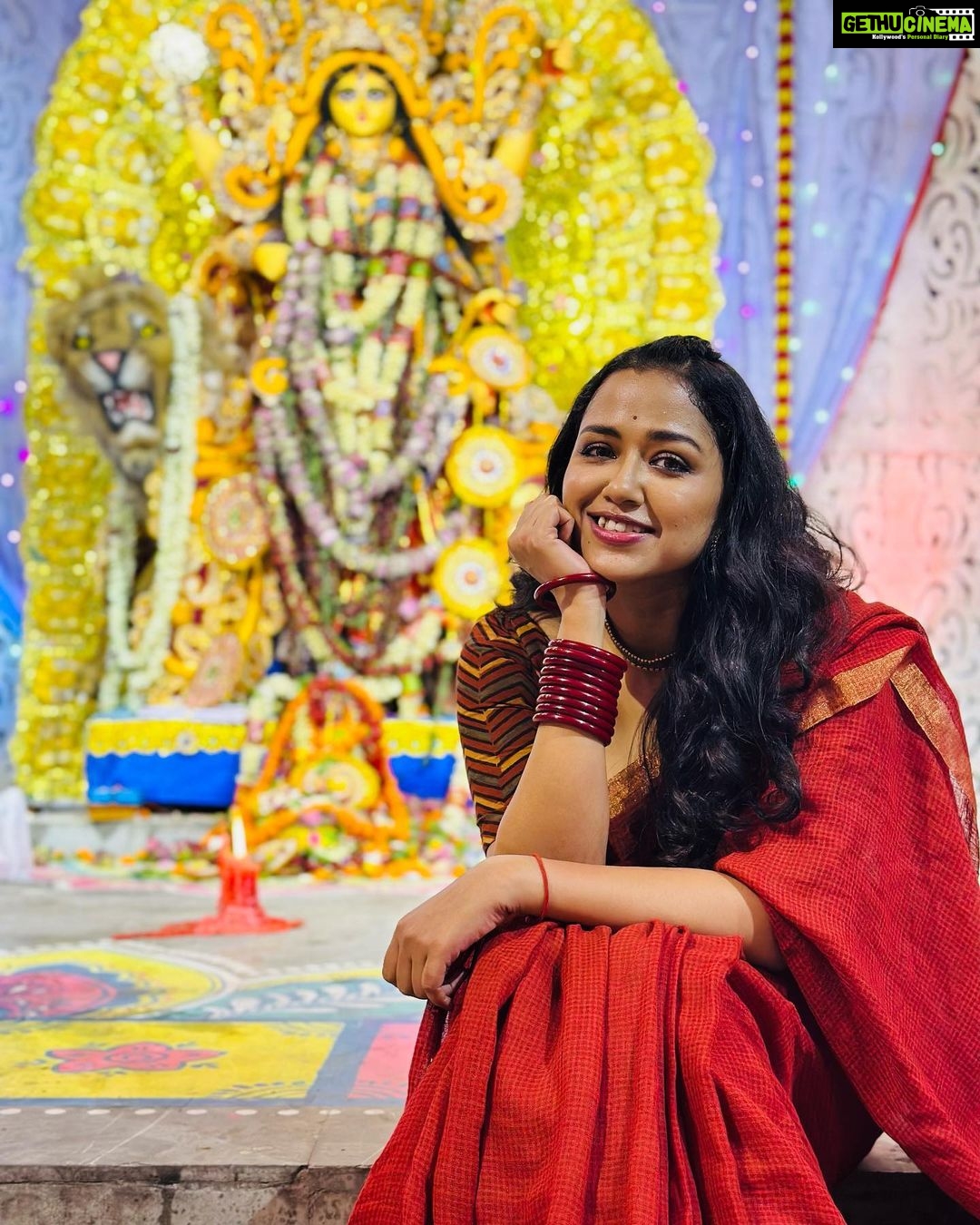 Sohini Sarkar Instagram - #pujo #pujovibes #saree #sareelove #november #happy #lights @rupadatta_ ❤️ @camelliafilms