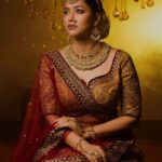 Sohini Sarkar Instagram - एक तू ही ख्यालों में उतरा है ✨️👑✨️ • • • Photo: @iamsudiptachanda MUA: @dassourav3 Hair: @yoursubhams_makeup Wardrobe: @anvaycouture Jewellery: @xenejewellers.india Styling: @bombaebyaisha Location: @trishanartandstudio Team: @abhireporting @sayoniroy9 #shoot #ethniclook #jewels #exclusive #festivevibes