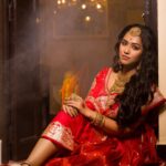 Sohini Sarkar Instagram - সাঁঝের সাজে। 🌻❤️ || শুভ মহাষ্টমী || • • • 📸: @iamsudiptachanda Hair: @yoursubhams_makeup MUA: @dassourav3 Saree: @raj_bnerjee Jewellery: @a.sirkarjewellers @brinda.jewellery 📍: @trishanartandstudio #pujo2022 #subhomahastami #igdurgapujo #festivevibes #festiveshoot #pujorsaaj