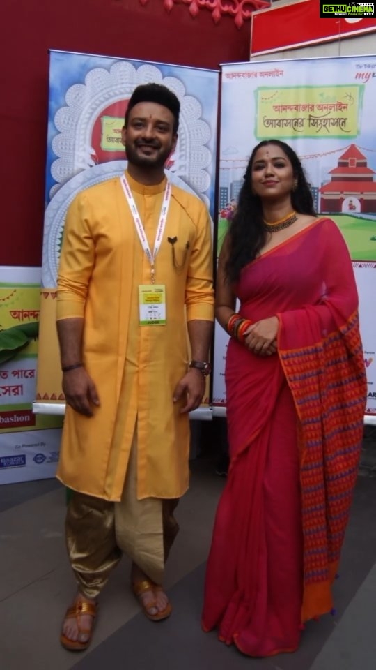 Sohini Sarkar Instagram - Elo Dugga Elo in all the beautiful Abashon’s of Kolkata. And here we are judging who will win the #AbashonerSinghashan for @anandabazarsocial and @my.kolkata while sharing #mishtimukh moments thanks to @cadburycelebrations_in