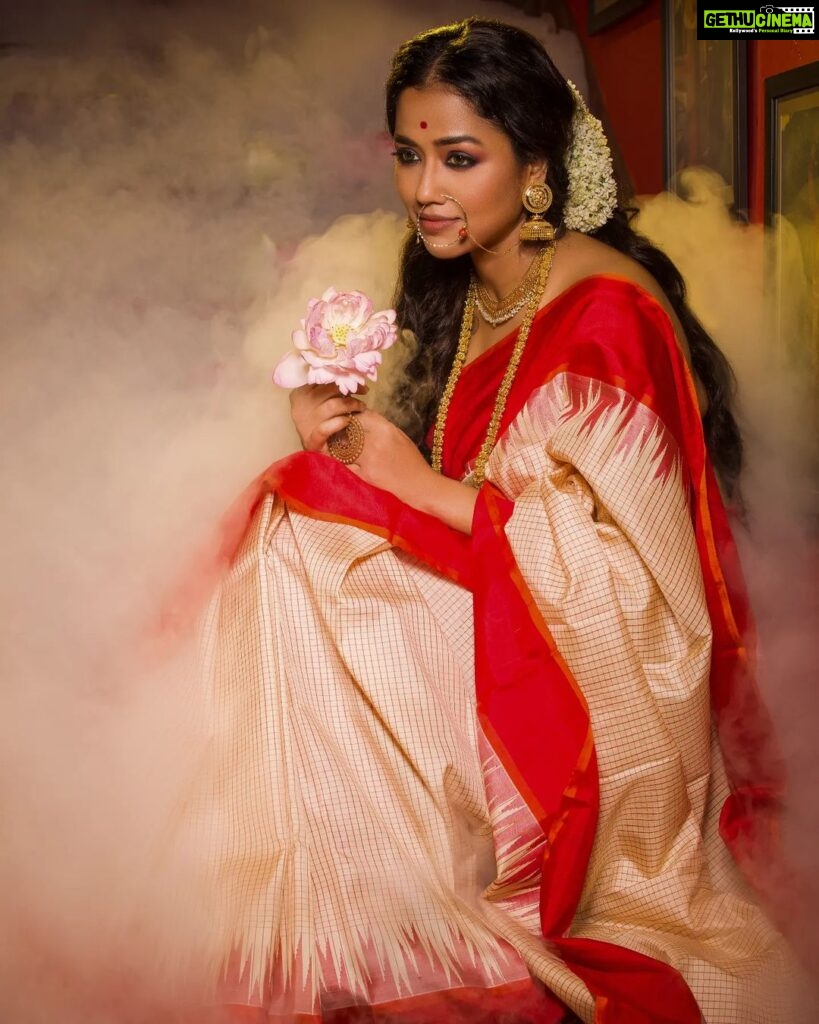 Sohini Sarkar Instagram - শুভ সপ্তমীর শুভেচ্ছা ❤️🤍 #pujo2022 #igdurgapujo #festivevibes #festiveshoot #pujorsaaj
