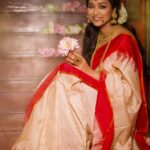 Sohini Sarkar Instagram - শুভ ষষ্ঠী। ✨️ পুজো খুব ভালো কাটুক সবার। ভালো থাকুন, ভালো রাখুন 🌻❤️🤍 • • • 📸: @iamsudiptachanda Hair: @yoursubhams_makeup MUA: @dassourav3 Saree: @indubyjayita Jewellery: @a.sirkarjewellers Thank you @brinda.jewellery 📍: @trishanartandstudio #pujo2022 #igdurgapujo #festivevibes #festiveshoot #pujorsaaj