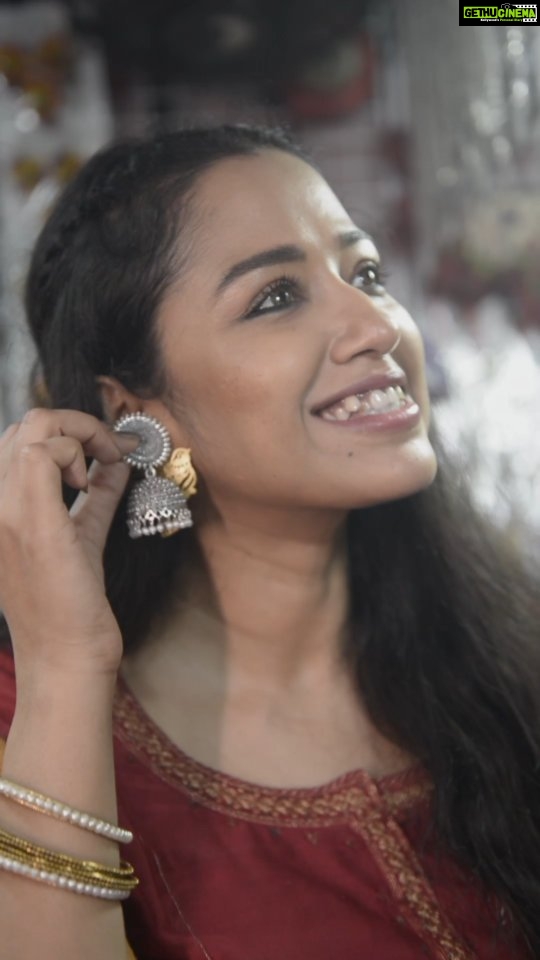 Sohini Sarkar Instagram - "Ami amar Ei Pran Dhala Utshobe muhurto share korlam, Apni apnar Ei Pran Dhala Utshobe muhurto share korun." 🌟 10 Lucky winners- Total prize money of 50,000/-* 💰 To participate, follow the steps below: 1.Follow ❤️ @merapyarshalimar on Instagram 2.Change your Instagram account to a public profile ( Settings -> Privacy-> turn off the private account option) 3.Select the same audio from this reel 4.🤳Record your Ei Pran Dhala Utshobe moment Use #EiPranDhalaUtshobe 5.Post the reel on your feed and tag ❤️ @merapyarshalimar. Nominate 👥 three of your friends and ask them to participate #shalimar #saree #durgapuja #durgapujo #hinduism #durgaidol #durgapujakolkata #art #mahakali #indian #durgapooja #festivals #celebration #kolkatafestivals #westbengal #kolkatabuzz #bengal #culture #kolkatagram #durgamata #bong #goddess