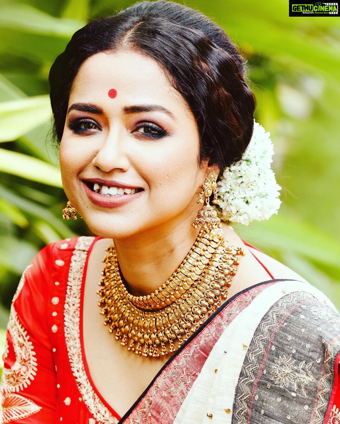 Sohini Sarkar Instagram - 📷 @iamsudiptachanda 👗 @raj_bnerjee #pujovibes #pujo2022 #saree #ethnicwear #kolkata #pujology #autumn