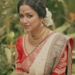 Sohini Sarkar Instagram - আগমনীর সুর।। ❤️🤍🌾🌾 • • • 🎥: @sahil_paswan_2646 #reelitfeelit #pujoasche #igdurgapujo #pujo2022 #sareelove #pujorsaaj #festiveshoot #pujovibes #pujology