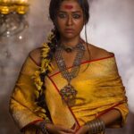 Sohini Sarkar Instagram - দেবীপক্ষের সূচনা Photo - @iamsudiptachanda Makeup - @dasssourav3 Hair - @yourshubams_makeup Saree - @ataleoftextilebyavijit Jewellery @earthaments Styling @bombaebyaisha Location- @trishanartandstudio Team @abhireporting @sayoniroy9