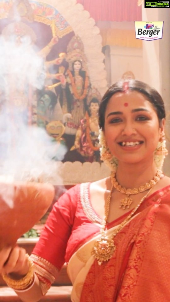 Sohini Sarkar Instagram - সমস্ত ফাইনালিস্ট দের জন্য বার্জার প্রিয় পুজো নিয়ে এসেছে ধুনুচি নাচ কনটেস্ট! এই দশম বছরে সারা শহর কে মাতিয়ে তুলুন ধুনুচি নাচের ছন্দে! Hurry! Register করুন Dhunuchi Dance Contest-এ! Link: https://www.bergerpriyopujo.com/dhunuchi-contest @bergerpaintsindia