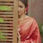 Sohini Sarkar Instagram - इश्क़ है 🌻❤️ • • • 🎥: @sahil_paswan_2646 💄: @dassourav3 💇: @yoursubhams_makeup #reelsinstagram #reelitfeelit #igdurgapujo #festivevibes #shoot #pujoasche