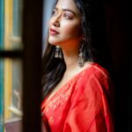 Sohini Sarkar Instagram - রোদের নিশানা 🌻❤️ • • • #pujovibes #saree #ethnicday #pujo2022 #IGDurgaPujo2022