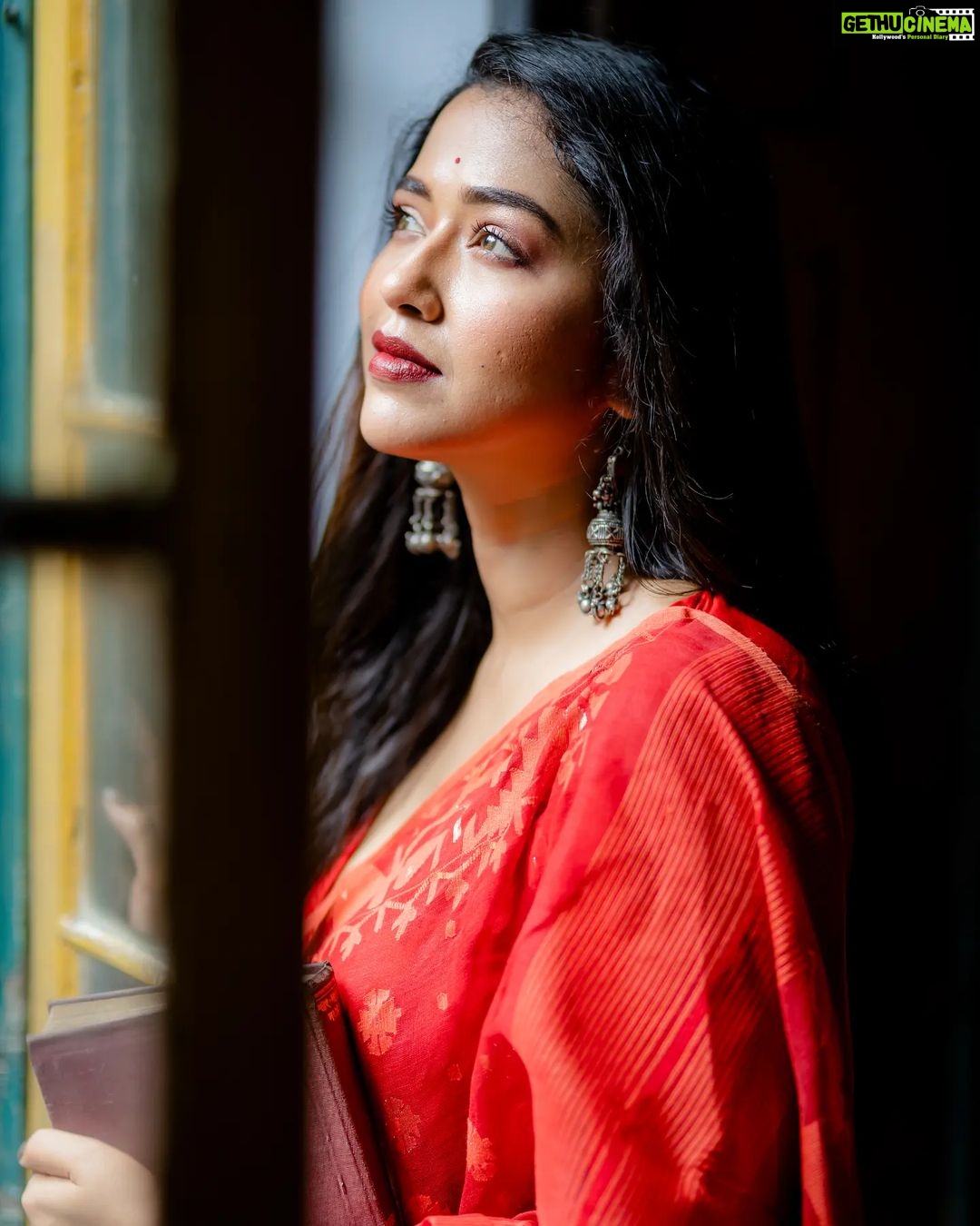 Sohini Sarkar Instagram - রোদের নিশানা 🌻❤️ • • • #pujovibes #saree #ethnicday #pujo2022 #IGDurgaPujo2022