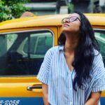 Sohini Sarkar Instagram - 📷 @sayoniroy9 🌻 #kolkataphotography #kolkata #rainy #raining #day #yellowtaxi #nomakeup #candid