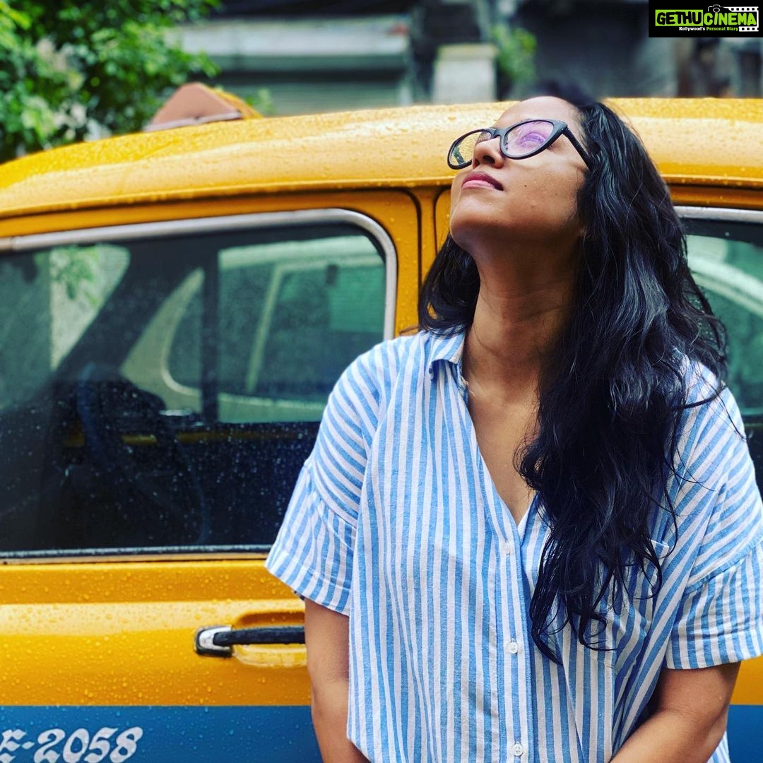 Sohini Sarkar Instagram - 📷 @sayoniroy9 🌻 #kolkataphotography #kolkata #rainy #raining #day #yellowtaxi #nomakeup #candid
